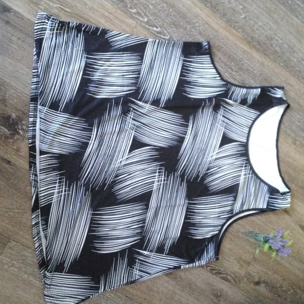 🌁 NWT: UNBRANDED, Women's Black & White Abstract Tank Top, Plus Size: 3X.